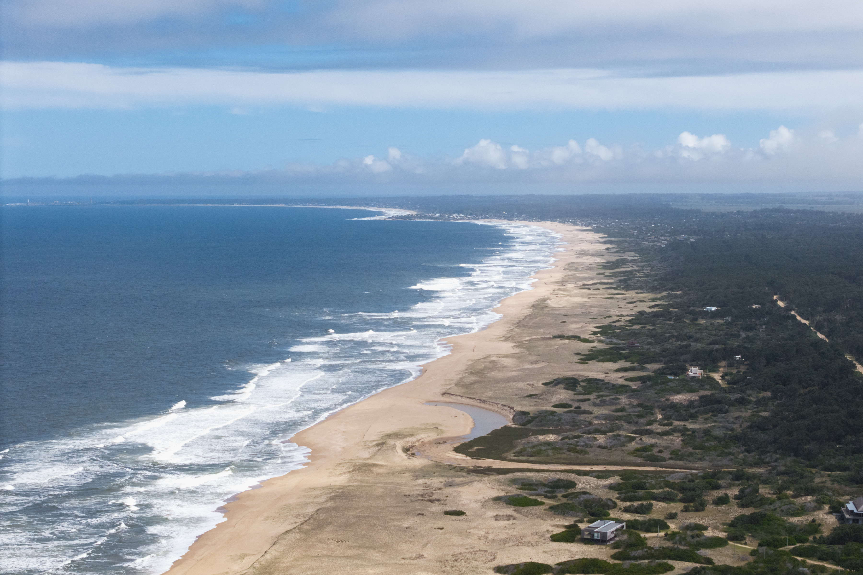 Costa atlántica y bosque de El Triángulo desde el aire